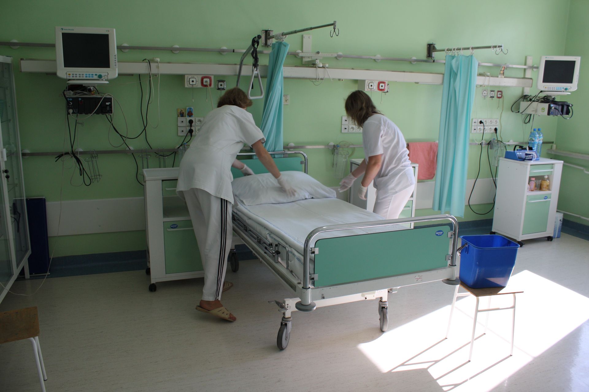 Zarobki salowej w szpitalu. Oto ile dostaje "na rękę"