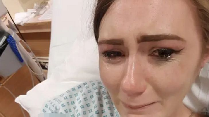 Matka trzyma w ramionach martwe dziecko. Wstrząsające zdjęcie