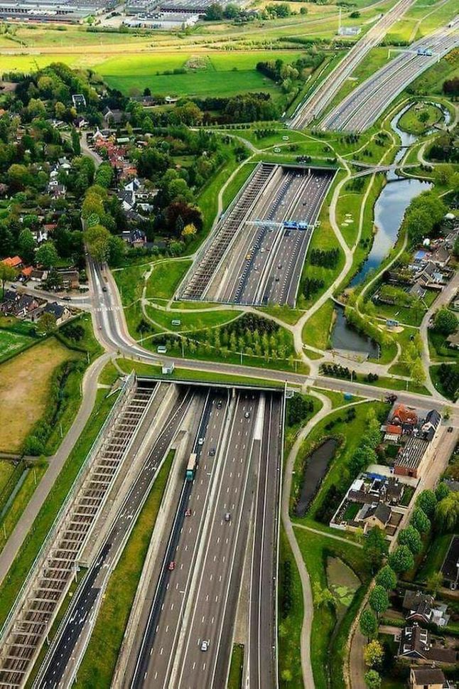 Wiadukt nad autostradą w Holandii.