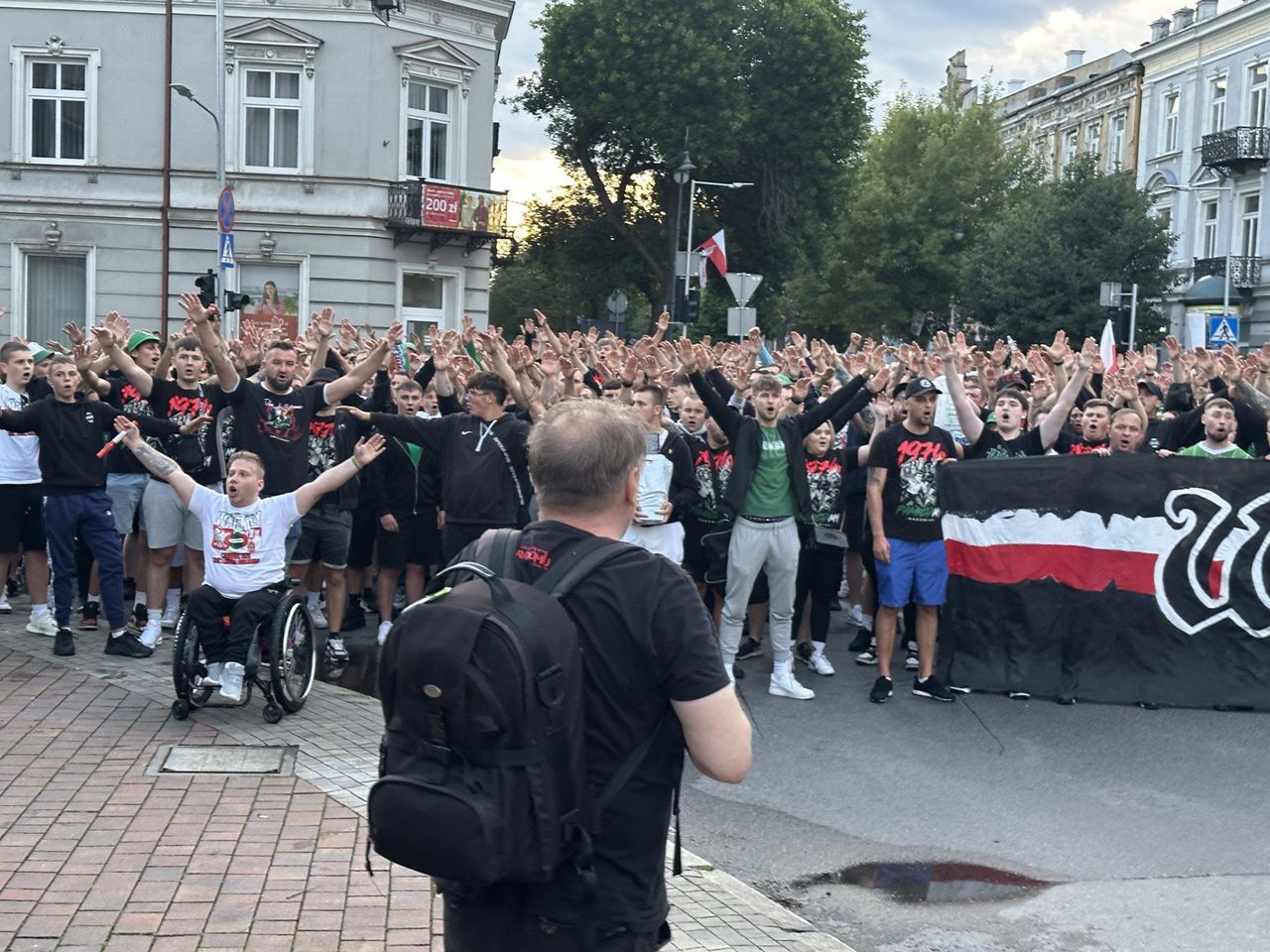 Wielka patriotyczna manifestacja kibiców Radomiaka Radom pod pomnikiem Robotniczego Protestu 1976. Zobacz zdjęcia i filmy