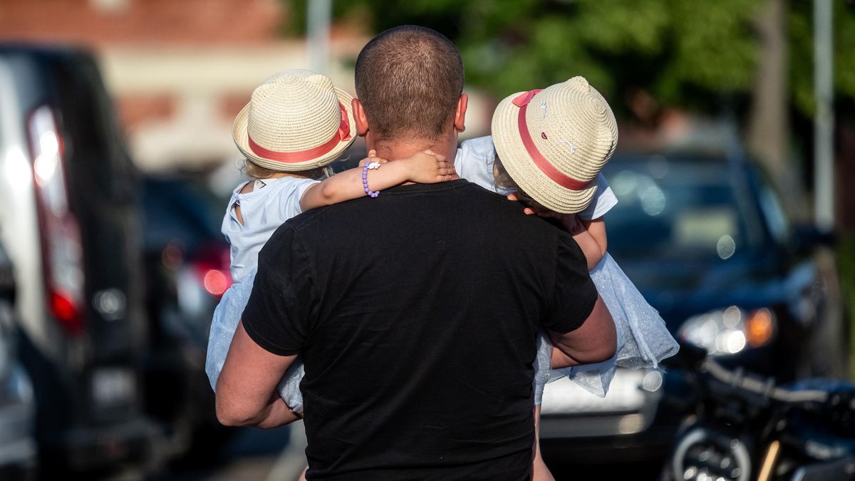 tata z dzie�mi
Bydgoszcz, 01.06.2023. M�czyzna z dzie�mi na Rybim Rynku w Bydgoszczy podczas Dnia Dziecka, 1 bm. 
(t�/ibor) PAP/Tytus �mijewski
Tytus �mijewski
dzieci, dziecko, dzie� dziecka, dzie� ojca, fotografia uliczna, ilustracja, ilustracje, kapelusik, ojciec, ojcostwo, rodzina, tacierzy�stwo, tata, urlop wychowawczy