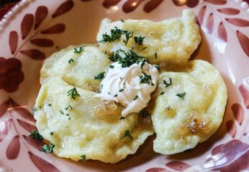 Wielu zajada ze smakiem. Niektórym takie pierogi dręczą brzuch godzinami