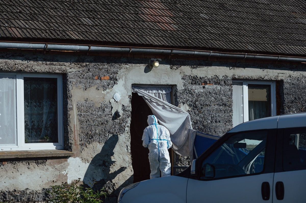 Morderstwo noworodków w Czernikach. "Ludzie ciągle stawiają znicze"