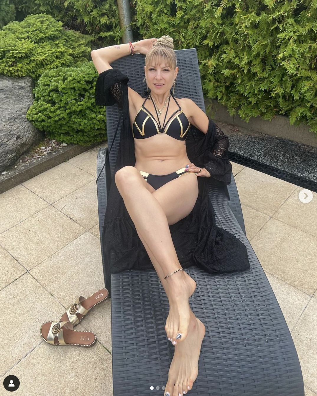Magdalena Narożna w złotym kostiumie jak "bogini"