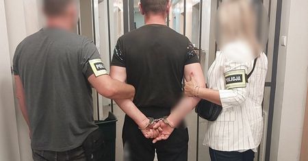 Brutalnie zaatakował kobietę. Następnego dnia spotkał ją w pracy