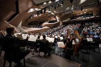 Beethoven, rap i muzyczne kontrasty. Toruńska Orkiestra Symfoniczna pokazała program 48. sezon