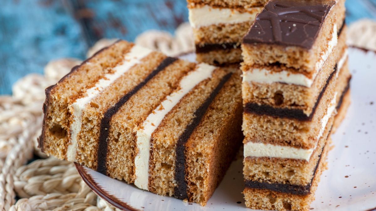 Pyszny miodownik przekładany kremem i marmoladą