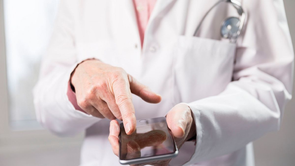 Drobnoustroje na telefonach komórkowych pacjentów szpitala. Studenci wykryli aż 42 szczepy 1