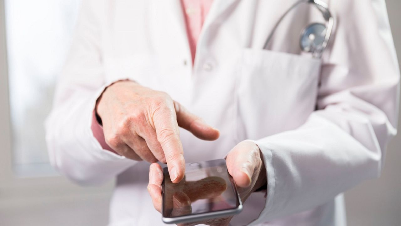 Drobnoustroje na telefonach komórkowych pacjentów szpitala. Studenci wykryli aż 42 szczepy