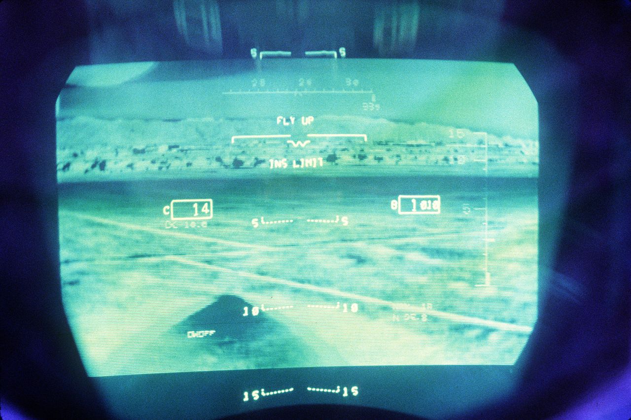 Obraz z kamery podczerwieni FLIR zasobnika AN/AAQ-13 systemu LANTIRN na wyświetlaczu HUD samolotu F-15E