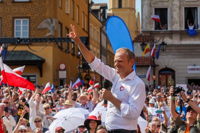 Warszawa, 04.06.2023. Przewodniczący PO Donald Tusk przemawia na placu Zamkowym w Warszawie, na zakończenie Marszu 4 Czerwca, 4 bm. W niedzielę ulicami Warszawy przeszedł organizowany przez Platformę Obywatelską marsz, który ma być protestem przeciw obecnym rządom. (mr) PAP/Paweł Supernak