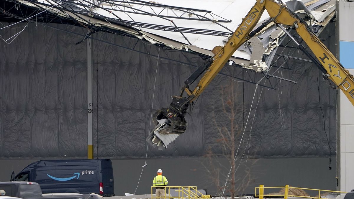 Zawalenie części dachu magazynu firmy spedycyjnej Amazon w Edwardsville 