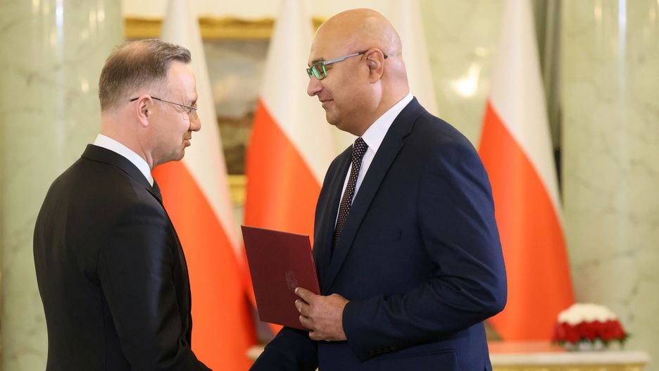 Zaprzysi??enie rz?du Mateusza Morawieckiego
Fot. Wojciech Olkusnik/East News, Warszawa, 27.11.2023. Palac Prezydencki. Uroczystosc zaprzysiezenia rzadu Mateusza Morawieckiego. N/z: Andrzej Duda i Alvin Gajadhur - minister infrastruktury.
Wojciech Olkusnik