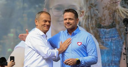 Tusk bez szans w sondażu. Przegrał nawet z Hołownią