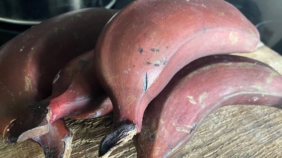 Czy warto skusić się na czerwone banany w sklepie?