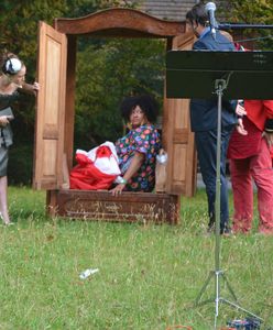 Wrocław. Mikołaj na pożegnanie letnich plenerów. Spektakl na Sępolnie