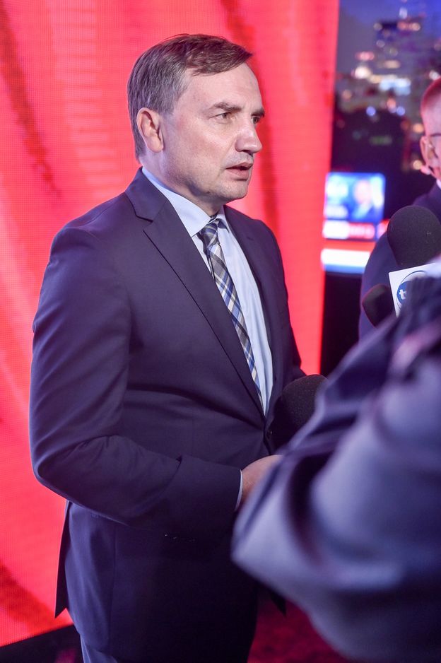 "Wiadomości" TVP opublikowały materiał o Agnieszce Holland i Zbigniewie Ziobrze. Mocne słowa prowadzącej. "CENZURA"