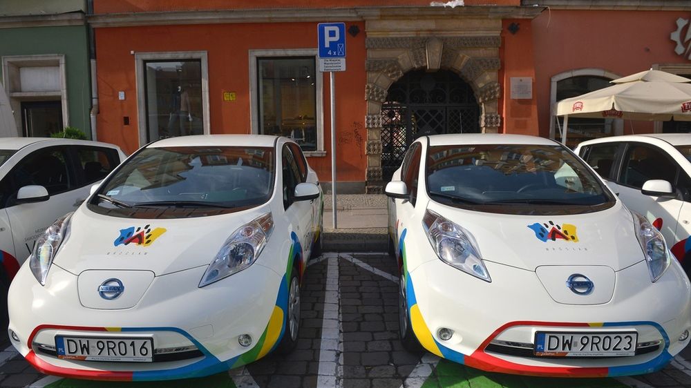 Auta można zostawiać na każdym legalnym miejscu parkingowym. Dodatkowym ułatwieniem jest 200 specjalnie dedykowanych miejsc tylko dla VOZILLI