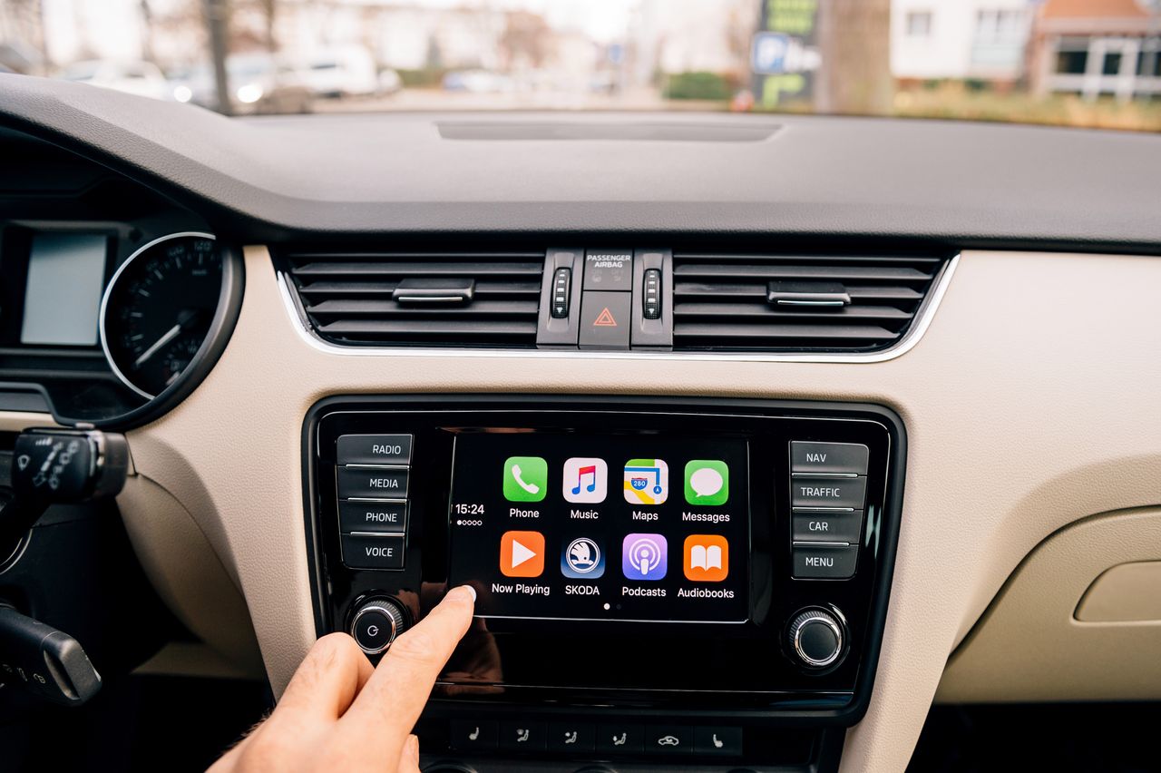 Niespodziewana nowość w Android Auto: wkrótce do samochodów trafi obsługa aplikacji Apple'a