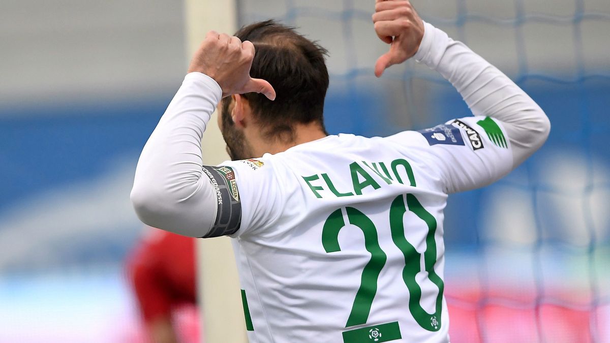 piłkarz Lechii Gdańsk Flavio Paixao cieszy się z gola