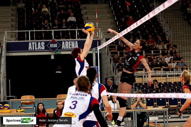 Dominika Schulz (nr 1) odebrała w meczu z AZS-em statuetkę dla MVP.