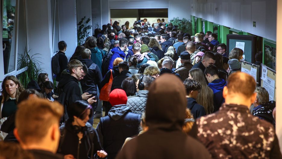 Kraków, 15.10.2023. Wybory parlamentarne 2023. Kolejka osób oczekujących na oddanie głosu przed siedzibą Obwodowej Komisji Wyborczej nr 124 w Krakowie, 15 bm. Trwa głosowanie w wyborach parlamentarnych i towarzyszącym im referendum. Do jego zakończenia obowiązuje cisza wyborcza i referendalna (aldg) PAP/Łukasz Gągulski