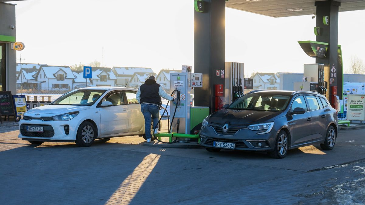 Pliota? bezwitrynowej sprzeda?y alkoholu na stacjach benzynowych
Fot. Pawel Wodzynski/East News 02.02.2026, Pecice (woj. mazowieckie). Stacja paliw konceru MOL, na ktorej prowadzony jest pilotazowy program "bezwitrynowej sprzedazy alkoholu". Polska Organizacja Przemyslu i Handlu Naftowego (POPiHN) przedstawila propozycje zmiany standardu ekspozycji alkoholu w sprzedazy detalicznej, ktory moglby byc takze wykorzystywany w innych placowkach handlowych.
Pawel Wodzynski
