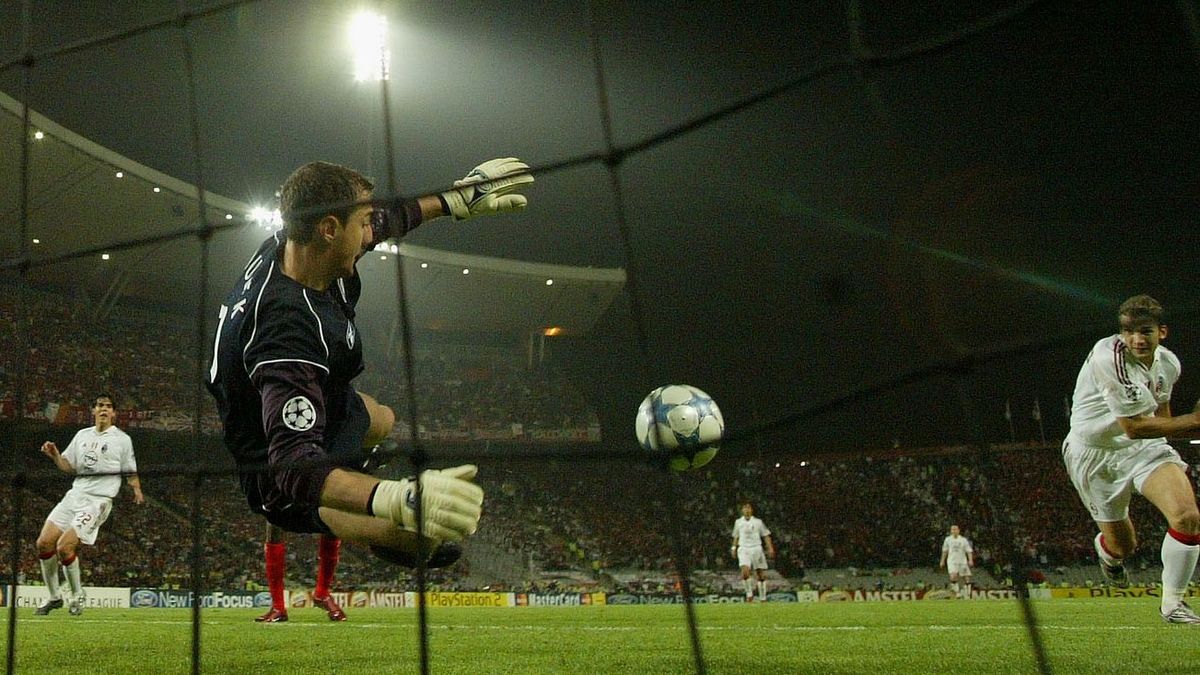 Getty Images / Ben Radford / Na zdjęciu: Jerzy Dudek broni strzał Andrija Szewczenki w dogrywce finału LM w Stambule
