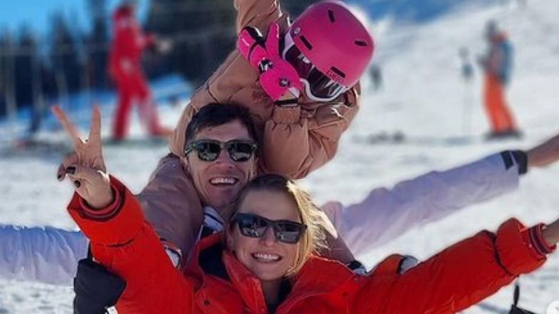 Anna i Robert Lewandowscy pozują do rodzinnego zdjęcia na tle prywatnego samolotu