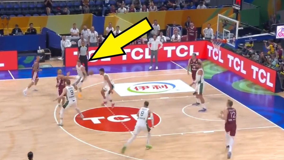 Twitter / oficjalny profil FIBY / Jedna z asyst Artursa Zagarsa