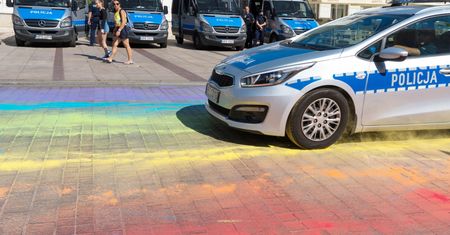 Sprawa tęczy na Krakowskim Przedmieściu. Policja komentuje swoje zachowanie