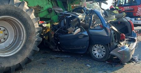 Auto zgniecione przez kombajn. Tragiczny wypadek