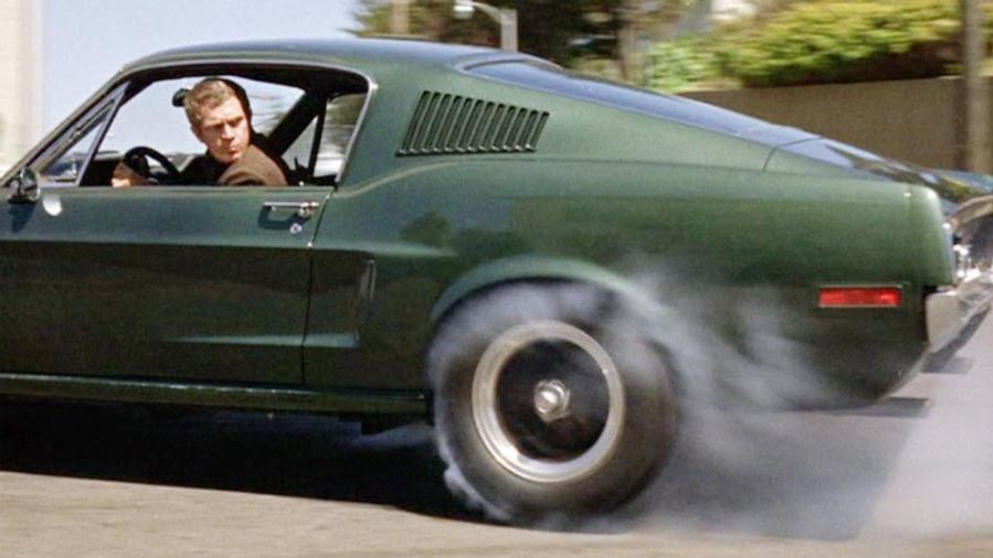 Steve McQueen w fordzie mustangu w filmie Bullitt