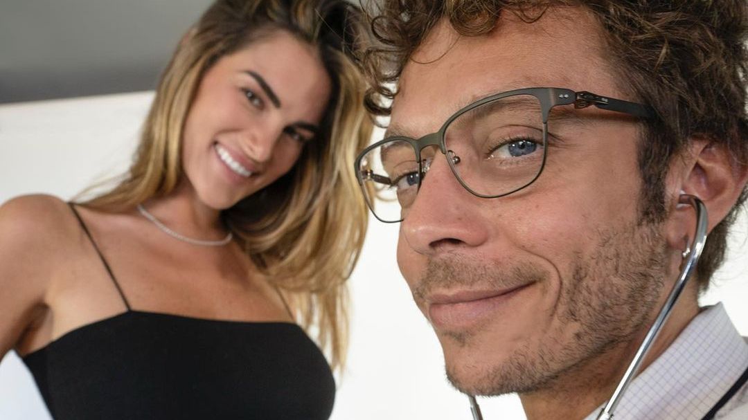 Zdjęcie okładkowe artykułu: Instagram / valeyellow / Na zdjęciu: Valentino Rossi i jego partnerka Francesca Sofia Novello