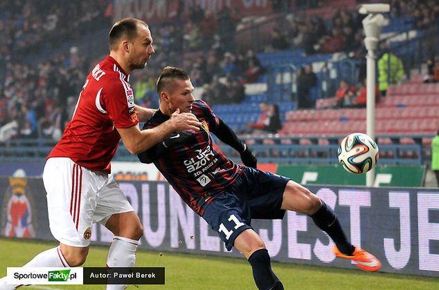 Marcin Robak w pojedynku z Arkadiuszem Głowackim