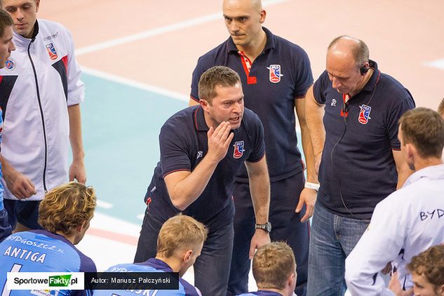 Piotr Makowski poradził sobie w kobiecym volleyu. Teraz nieźle mu idzie w męskim zespole. Czy poprowadzi w tym sezonie Delectę do ligowego medalu?