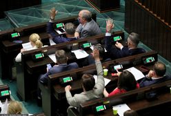 Sejm zagłosował. Posłowie PiS pozostają na stanowiskach