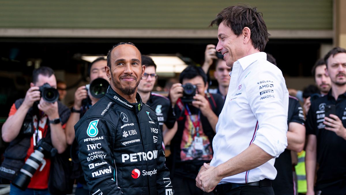 Getty Images / James Gasperotti / Na zdjęciu: Lewis Hamilton (z lewej) i Toto Wolff