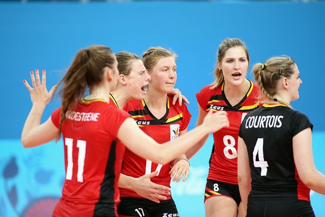 Kaja Grobelna (z numerem 8) chciałaby w okazji urodzin wywalczyć wraz z reprezentacją Belgii awans na igrzyska w Rio (fot. CEV)