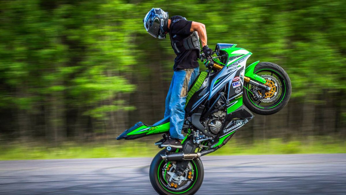 Materiały prasowe / Artur Skrzyniarz / Marcin Głowacki w trakcie pokazu stuntu