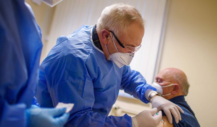 Szczepionka AstraZeneca pod lupą. Zdecydowana opinia prof. Marcina Drąga