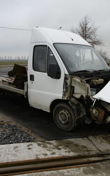 Ciężarówka wjechała pod koła lokomotywy