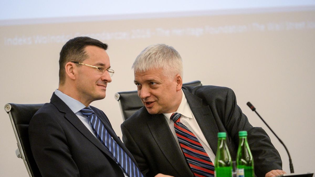 Warszawa, 01.02.2016. Mateusz Morawiecki i Robert Gwiazdowski podczas prezentacji Indeksu Wolności Gospodarczej.