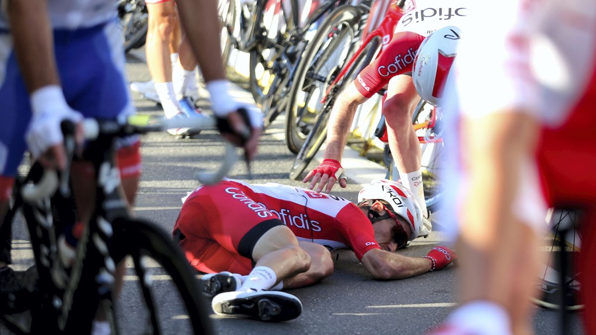 Jeden z poszkodowanych kolarzy podczas kraksy na Tour de Pologne