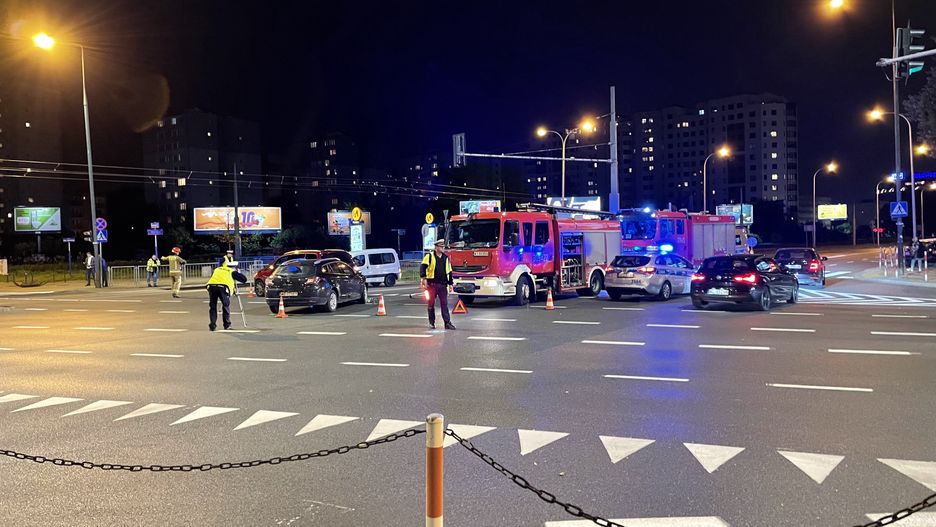 Warszawa. Komplikacje na stołecznych ulicach. Przy skrzyżowaniu Broniewskiego i Reymonta doszło do zderzenia dwóch tramwajów, jeden się wykoleił, więc kolejne składy trzeba było skierować na objazdy 