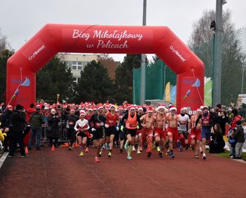 Police: XIII Bieg Mikołajkowy. Bajkowe przebrania uczestników