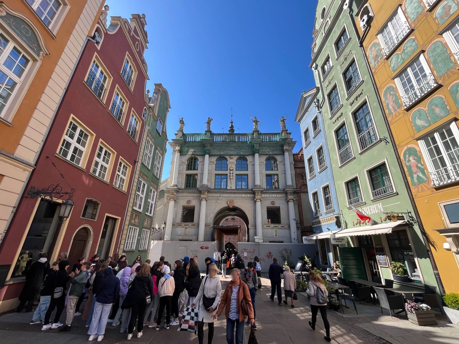 Złota Brama znajduje się na początku ul. Długiej