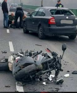Motocyklista "wystrzelił w powietrze". Uniósł się nad inne pojazdy