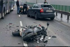 Motocyklista "wystrzelił w powietrze". Uniósł się nad inne pojazdy