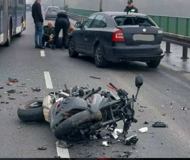 Motocyklista "wystrzelił w powietrze". Uniósł się nad inne pojazdy